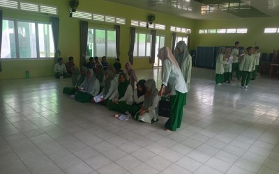 Siswa Kelas XII.2 MAN 1 Pangkalpinang Intensif Latihan Muhadaroh Jelang Penampilan Jumat