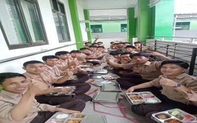 Hangatnya Kebersamaan di Balik Nasi Bergizi, Siswa MAN 1 Pangkalpinang Sambut MBG dengan Semangat dan Syukur